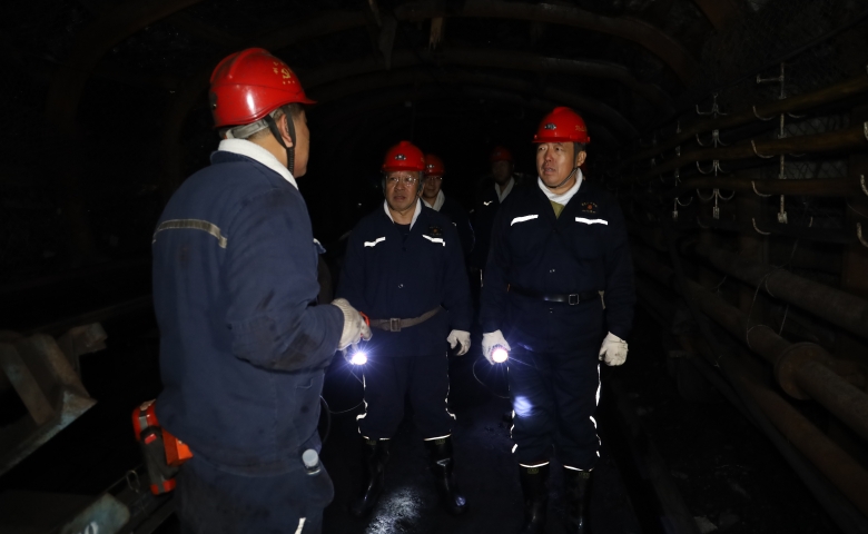 韓福生在鳥(niǎo)山礦調(diào)研檢查時(shí)強(qiáng)調(diào) 優(yōu)化生產(chǎn)接續(xù)與裝備...